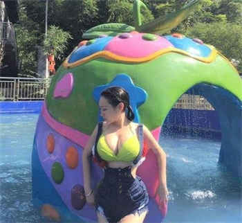柳岩内衣被当众扯下