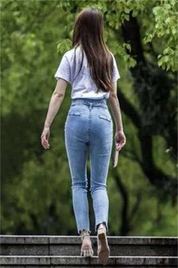柳岩内衣被当众扯下