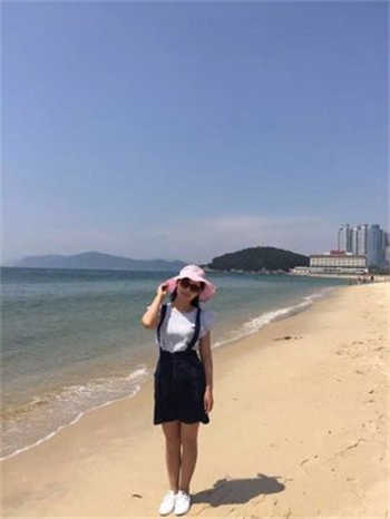 一女子在马路拉屎