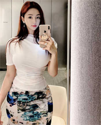 女护工照顾瘫痪老人日本
