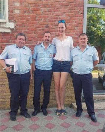 我老公蒙住了眼睛让别人来