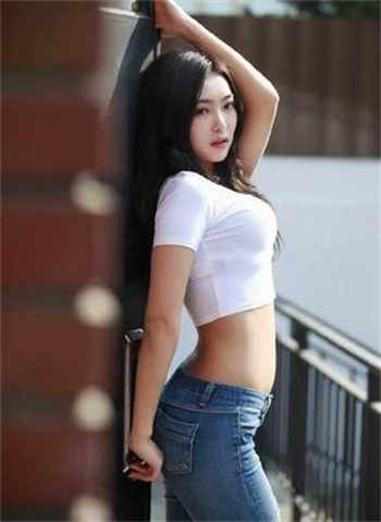 日本女性上班迟到挨打