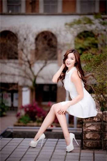 女大学在露营区被