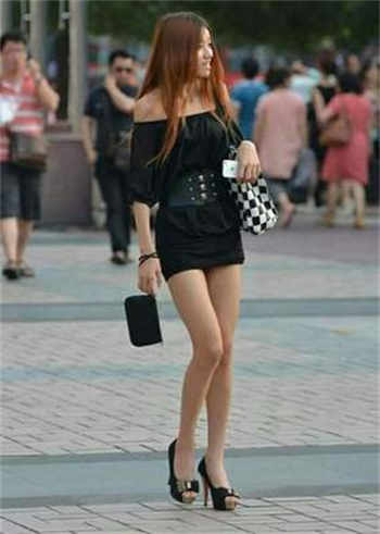 女人叫修理工上门维修水管