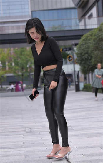 在丈夫上班妻子与的