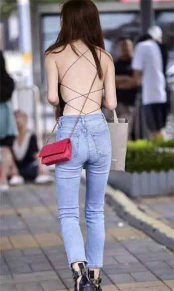 绳结顶在花缝向上提