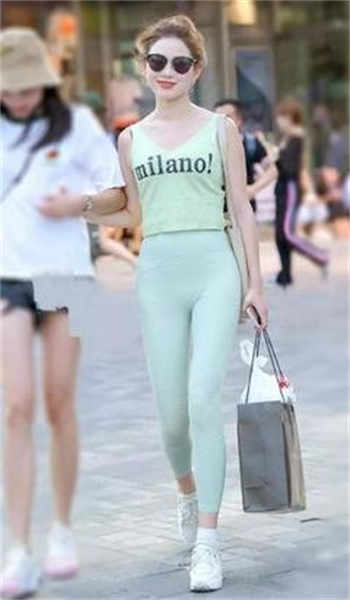 上游泳课衣服突然掉了图片